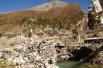 A fond MUGU, le pont traverse la Mugu Nadi