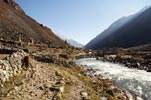 Traversée de Mugu par la Mugu Nadi