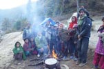 En face du petit village de Musédani, les enfants au petit matin sont venu fété Tihar, ils font une ronde chantent en frapant dans leurs mains et recoivent un petit cadeau.